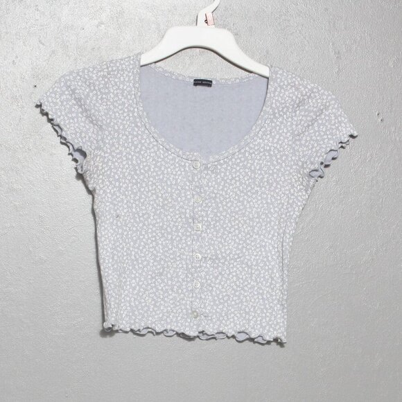 Brandy Melville Tops - Brandy Melville floral cropped scalloped hem top